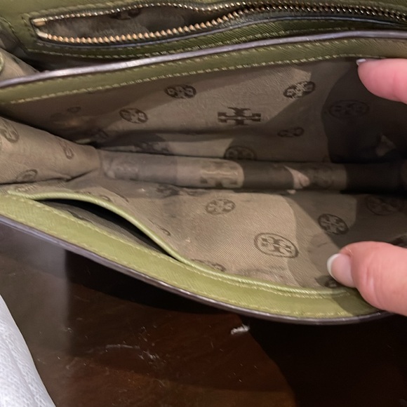 A cute Tory Burch Robinson convertible bag - Picture 10 of 16